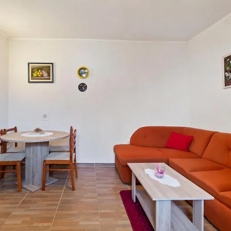 Apartment Simplistic In With Private Garden *