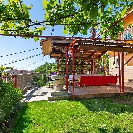 Apartment Simplistic In With Private Garden *