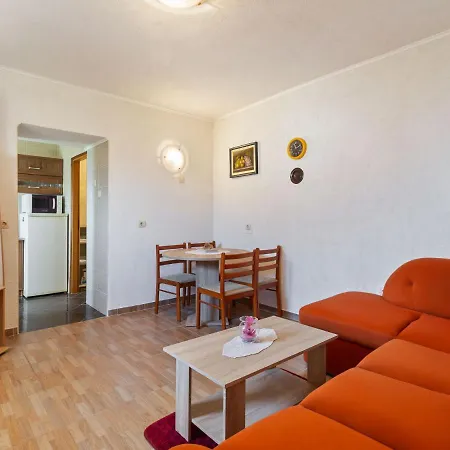 Simplistic In With Private Garden Apartament