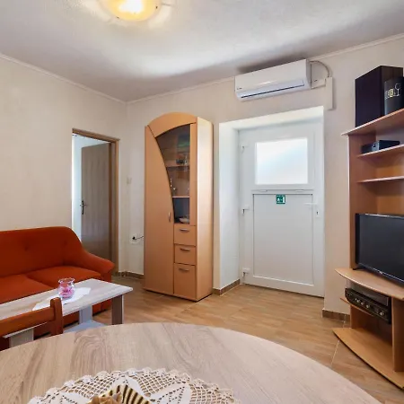 Simplistic In With Private Garden *
