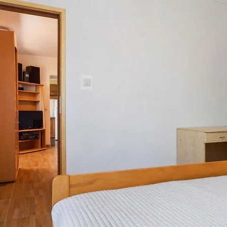 Simplistic In With Private Garden Apartament