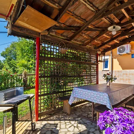 Simplistic In With Private Garden Apartament
