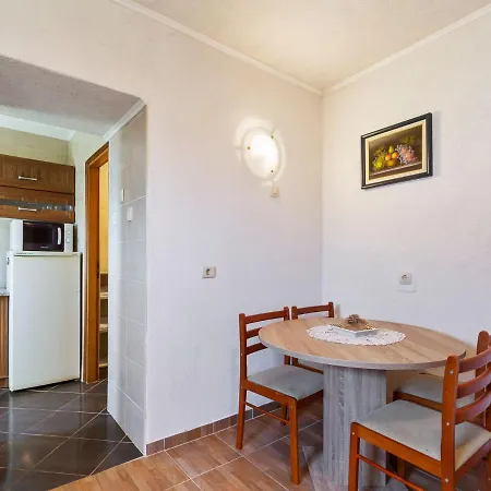 Apartament Simplistic In With Private Garden